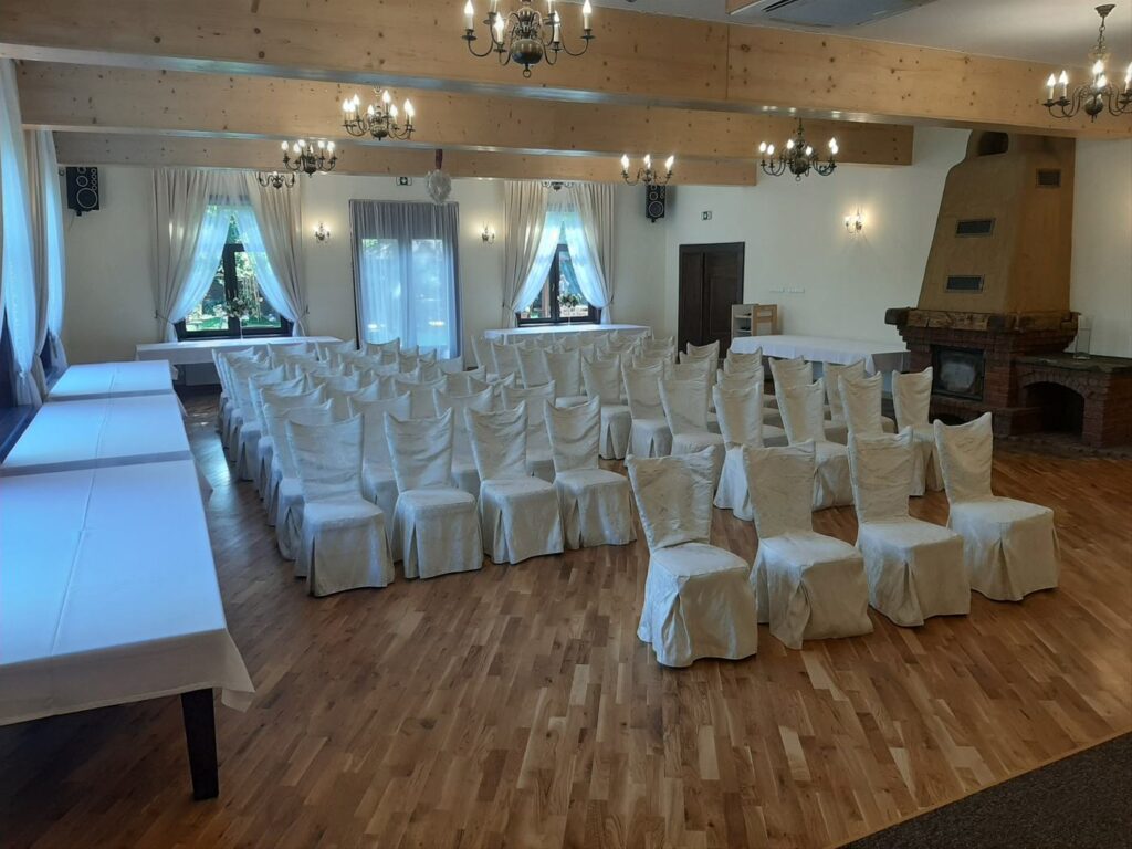 Goście podczas ceremonii ślubnej
